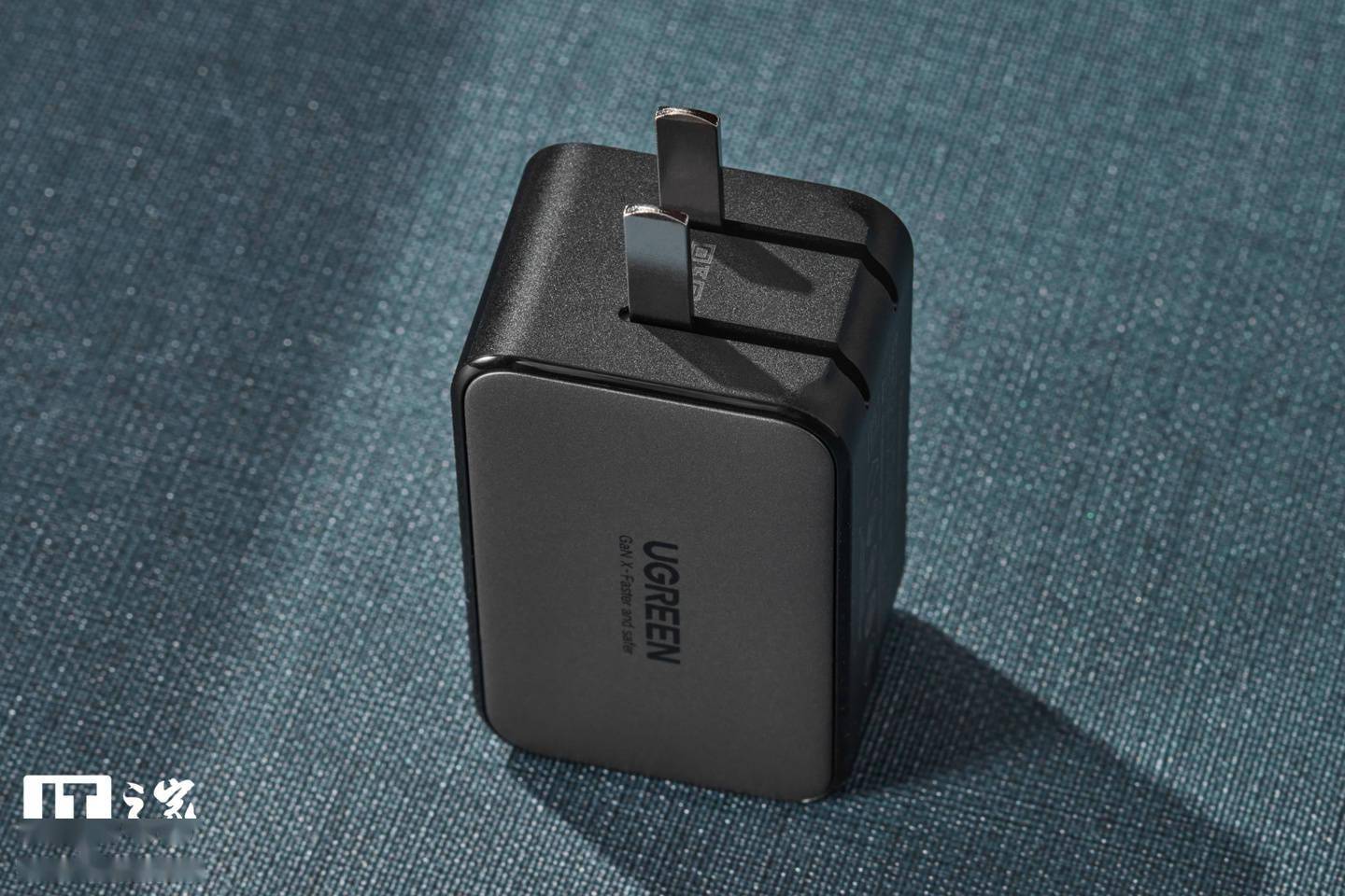 【IT之家开箱】绿联“小口红”氮化镓 65W 快速充电器图赏：小巧