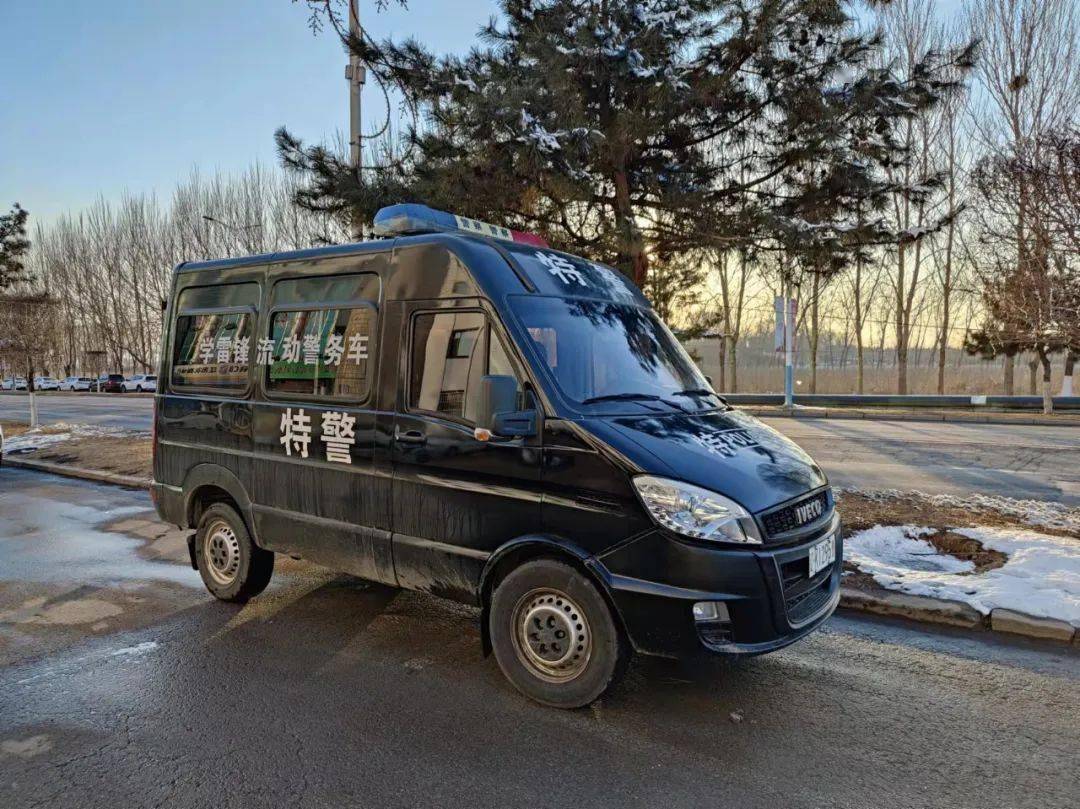 在辽阳市宏伟区曙光镇,总能看见一辆装有高音喇叭的学雷锋流动警务车