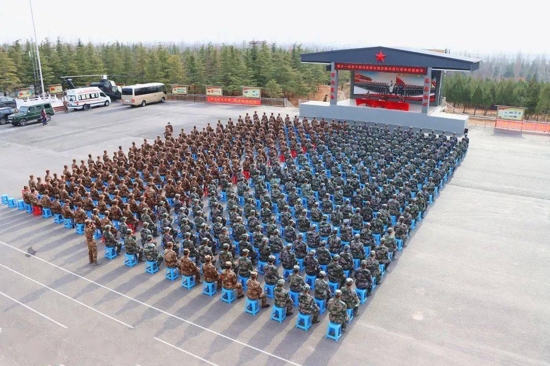 河南省军区新乡第一干休所离休老干部冯世保应邀为预定新兵讲授革命