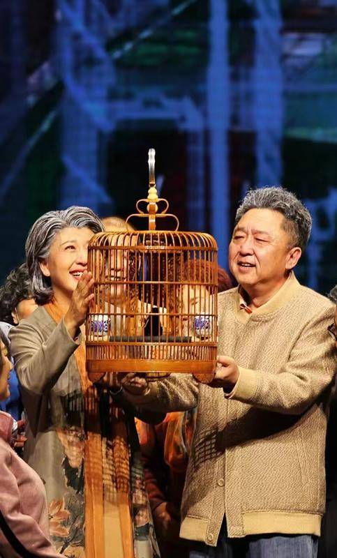 讲述了主人公王守俭(于谦饰)经历的金鱼池和回龙观两地改造的故事