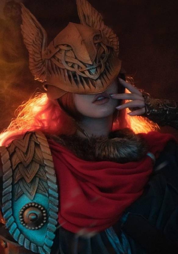 俄正妹艾尔登法环女武神cos完美还原姿态十足