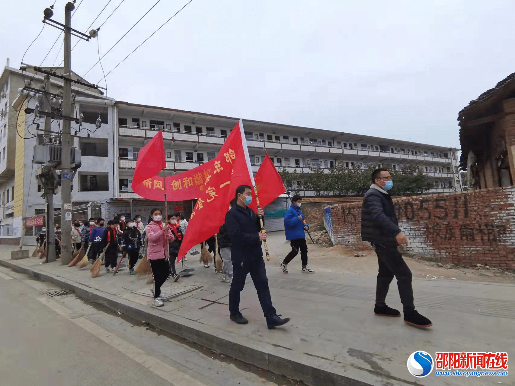 邵东市廉桥镇第一完全小学开展学雷锋见行动主题活动