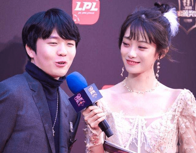 rookie时隔四年再度登顶韩服第一妖姬完美收尾女友熬夜见证