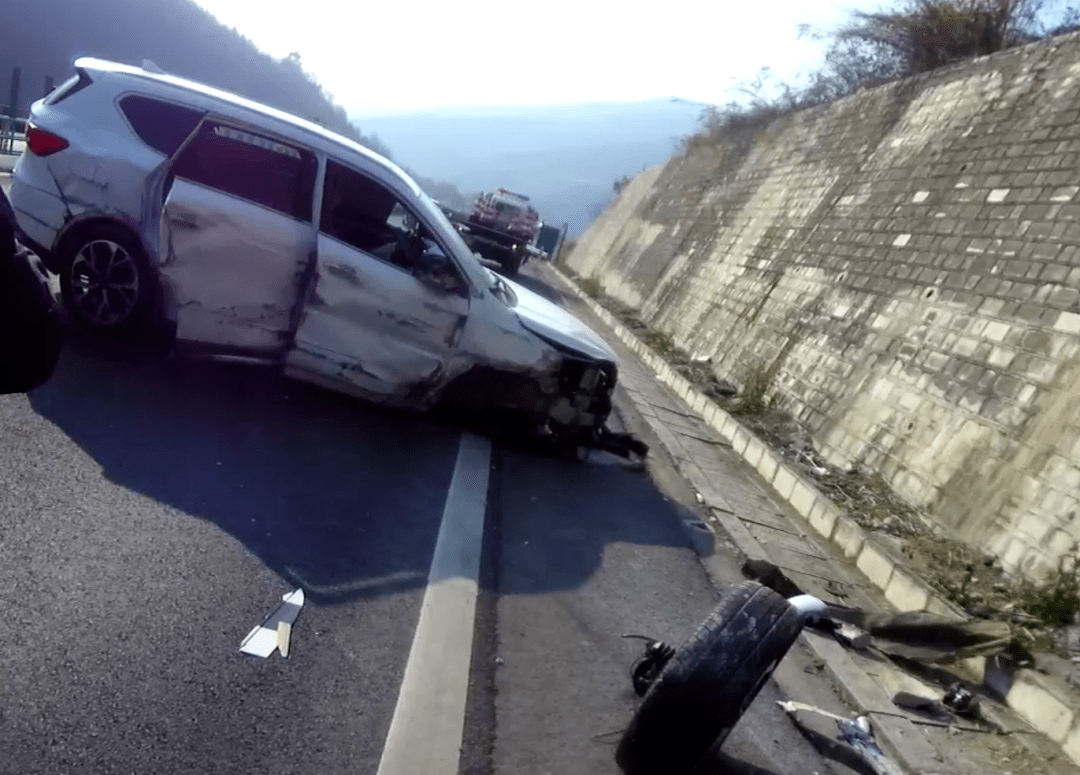 指揮中心調度,在餘冊高速公路尾燕山隧道出口往冊亨方向出現車輛緩行