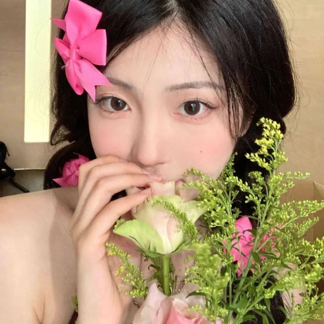 但我不能哭7415她永远朝气蓬勃穿着校服走在高中洒在阳光的走廊