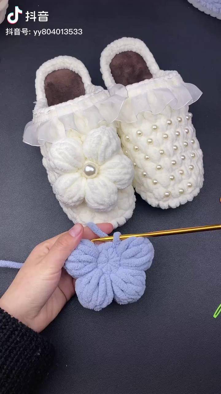 手工毛线编织泡芙花拖鞋