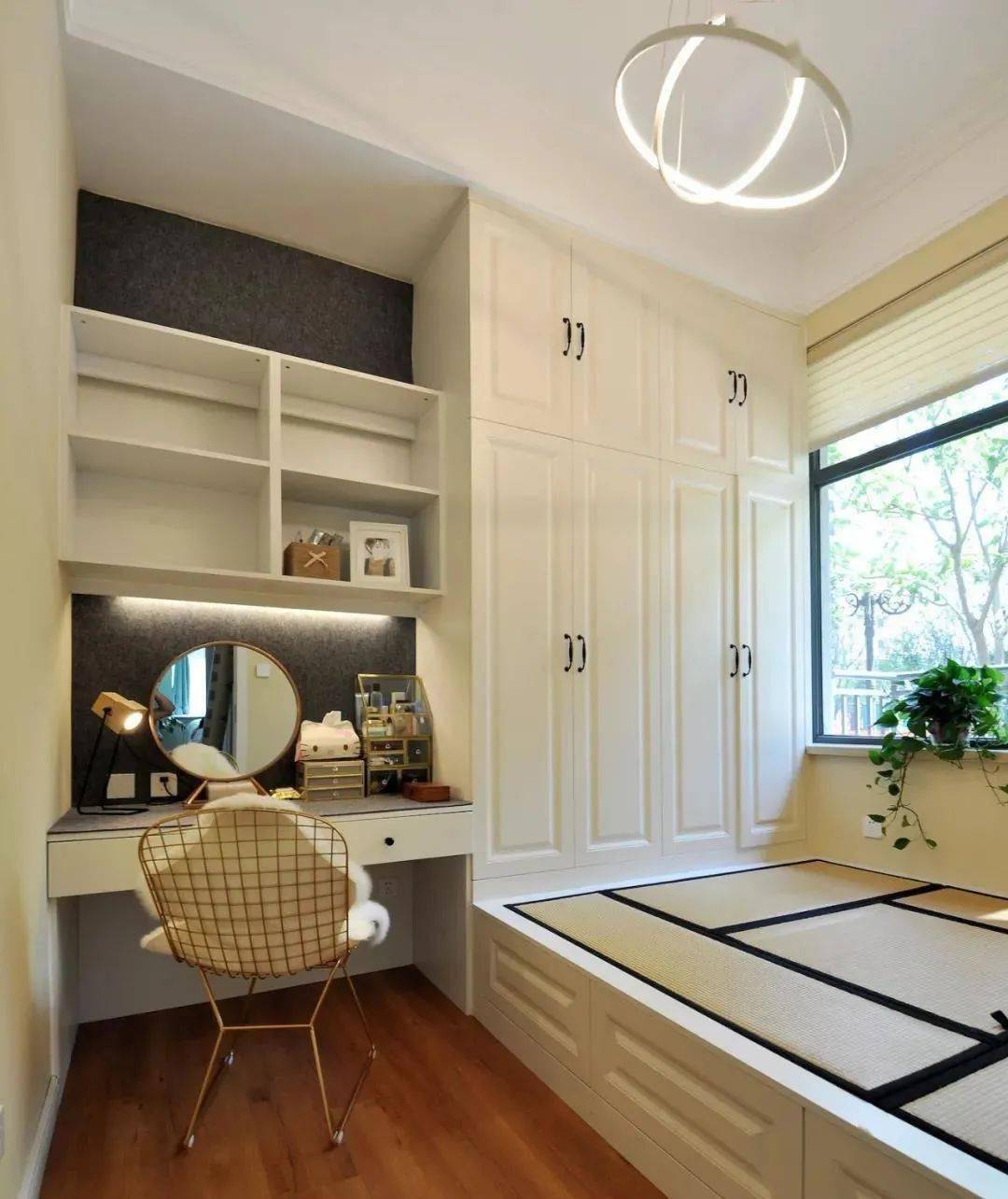 下面从4个方面给你介绍榻榻米书桌柜衣柜的注意事项,尺寸,价格,榻榻米