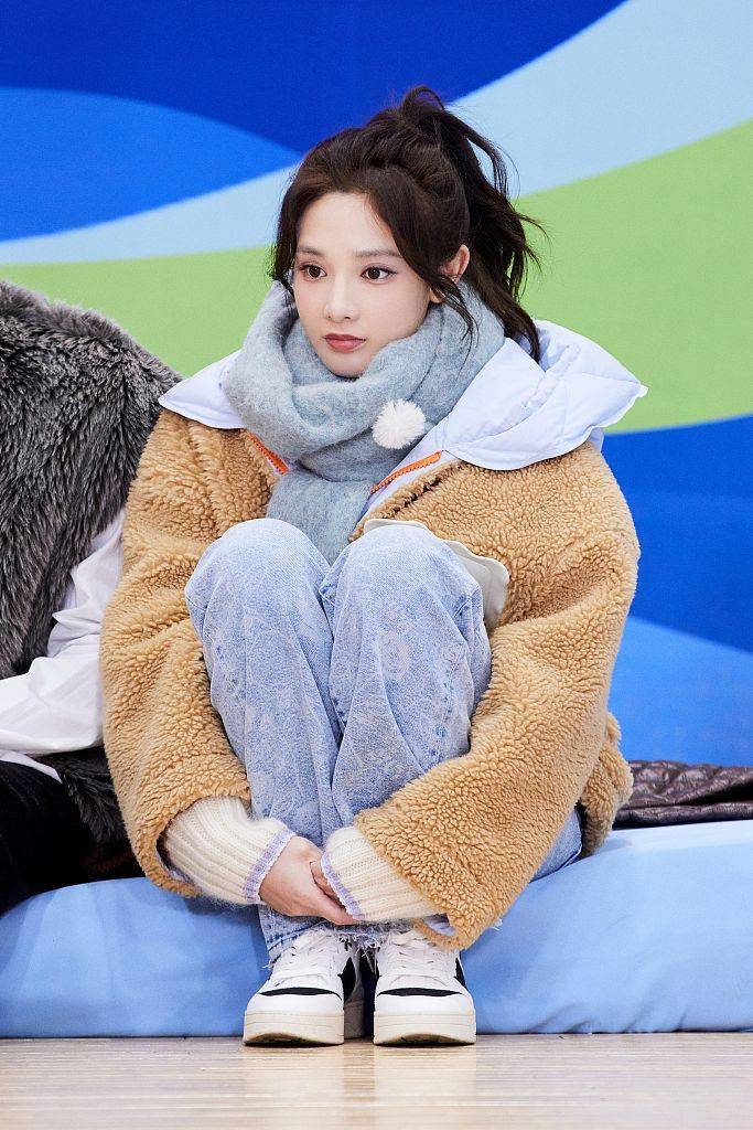 彭小苒现身综艺飘雪的日子来看你重返校园挑战趣味运动会