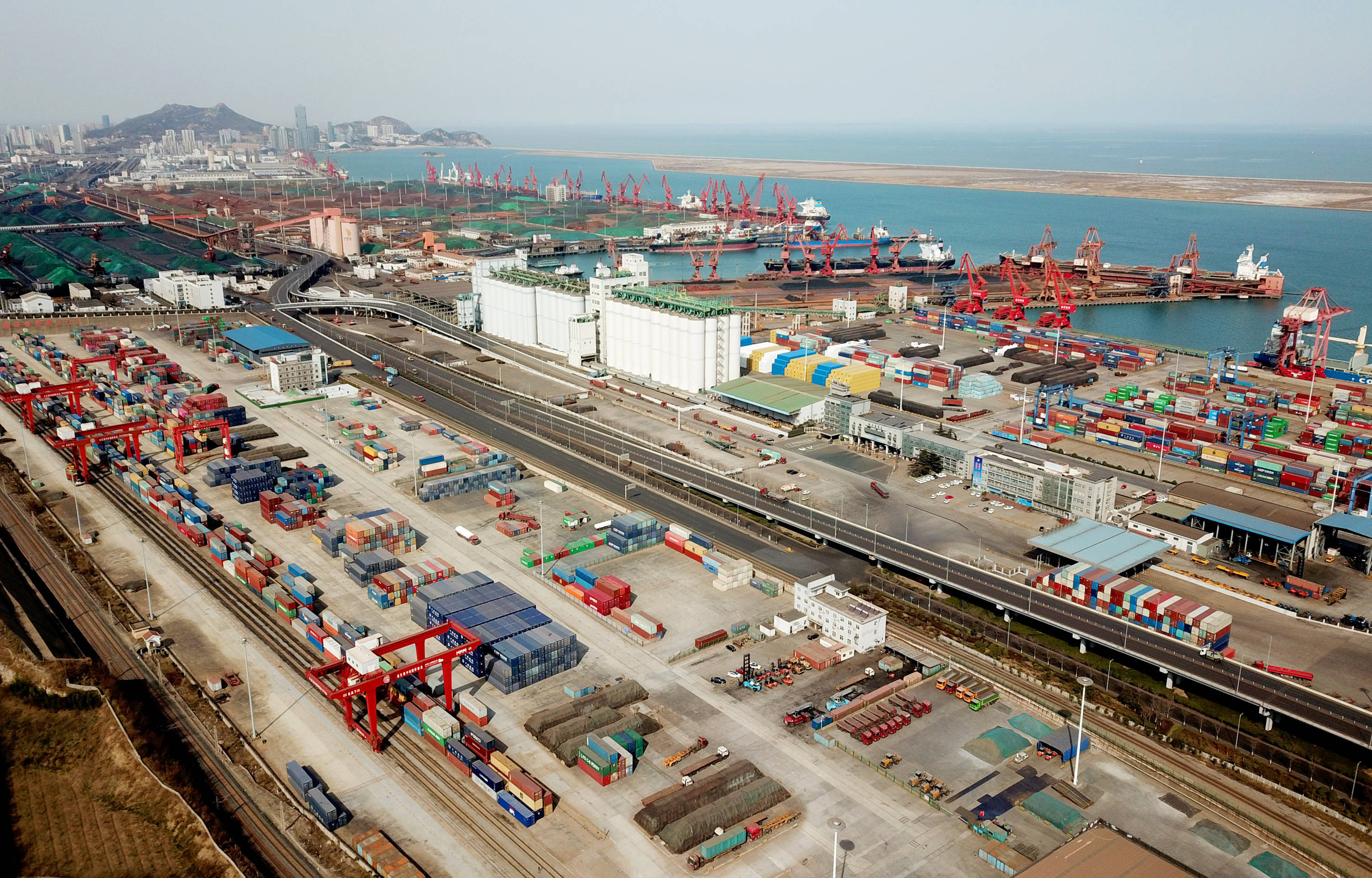 前2个月进出口保持两位数增长3月7日拍摄的江苏连云港港口码头等待