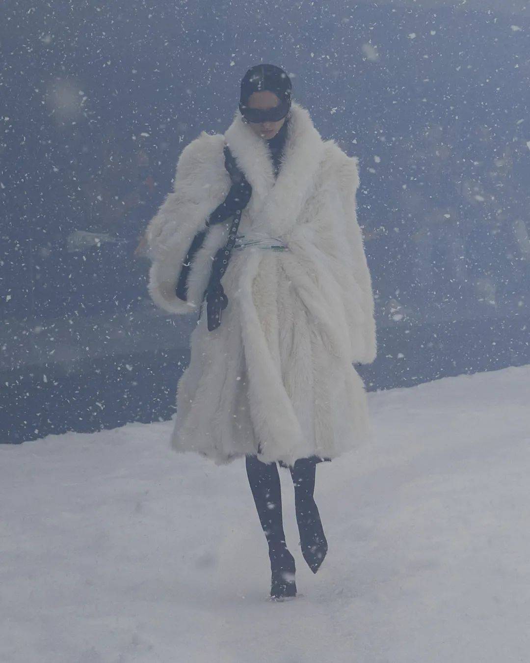 冒雪 BALENCIAGA冒雪走秀，想传达什么？