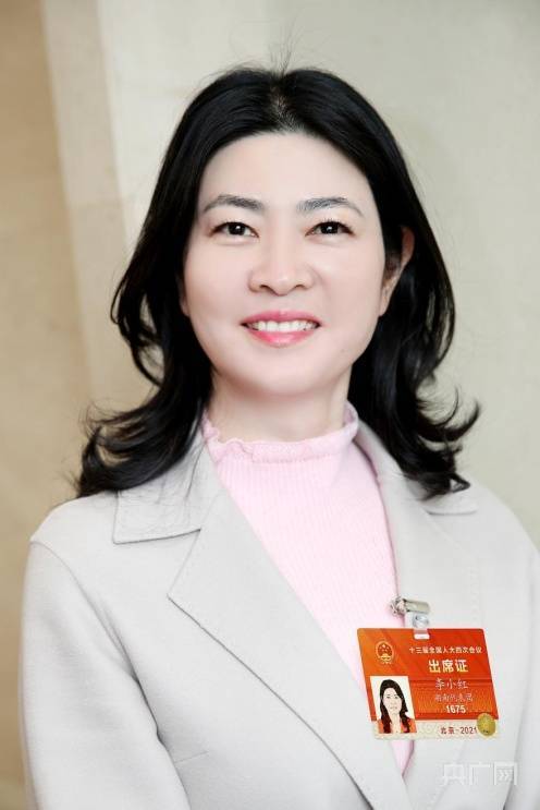 全国人大代表李小红加大农业技术社会化服务变土里刨食到土里刨金