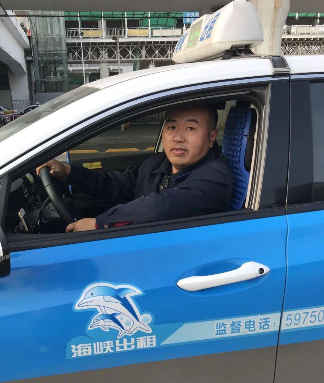 姓名:王先文●性别:男●年龄:45岁●身份:厦门海峡出租车公司员工