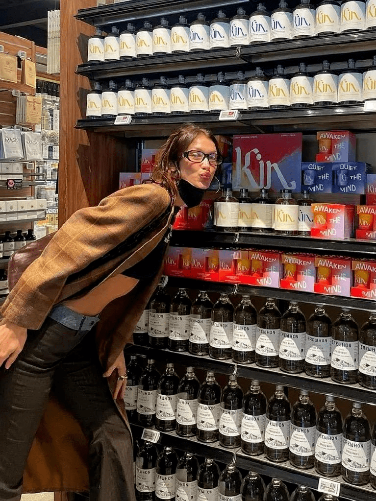 服装下周穿什么 | Bella Hadid带男友在时装周溜达，我却爱上她的短上衣