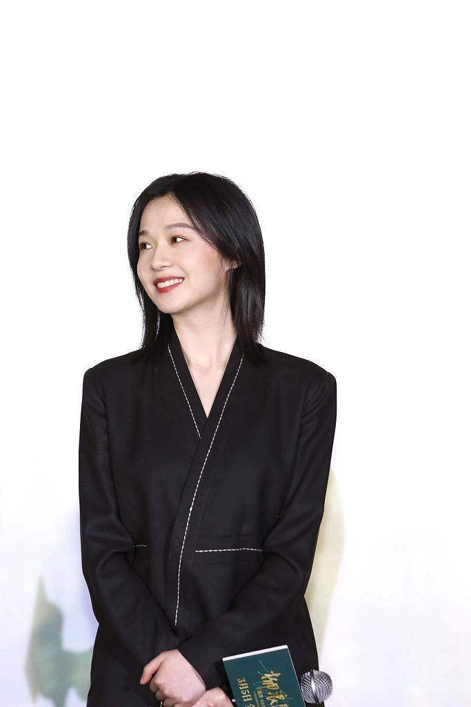 阚昕现身主演电影柳浪闻莺首映礼交领改良西装尽显国风魅力