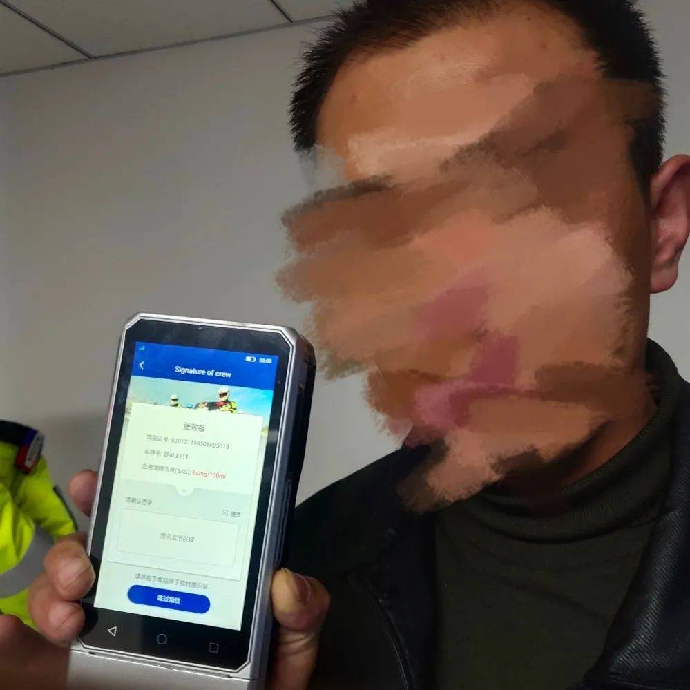 经血液检测鉴定,张某体内酒精含量高达141.19mg/100ml,属于醉酒驾驶.