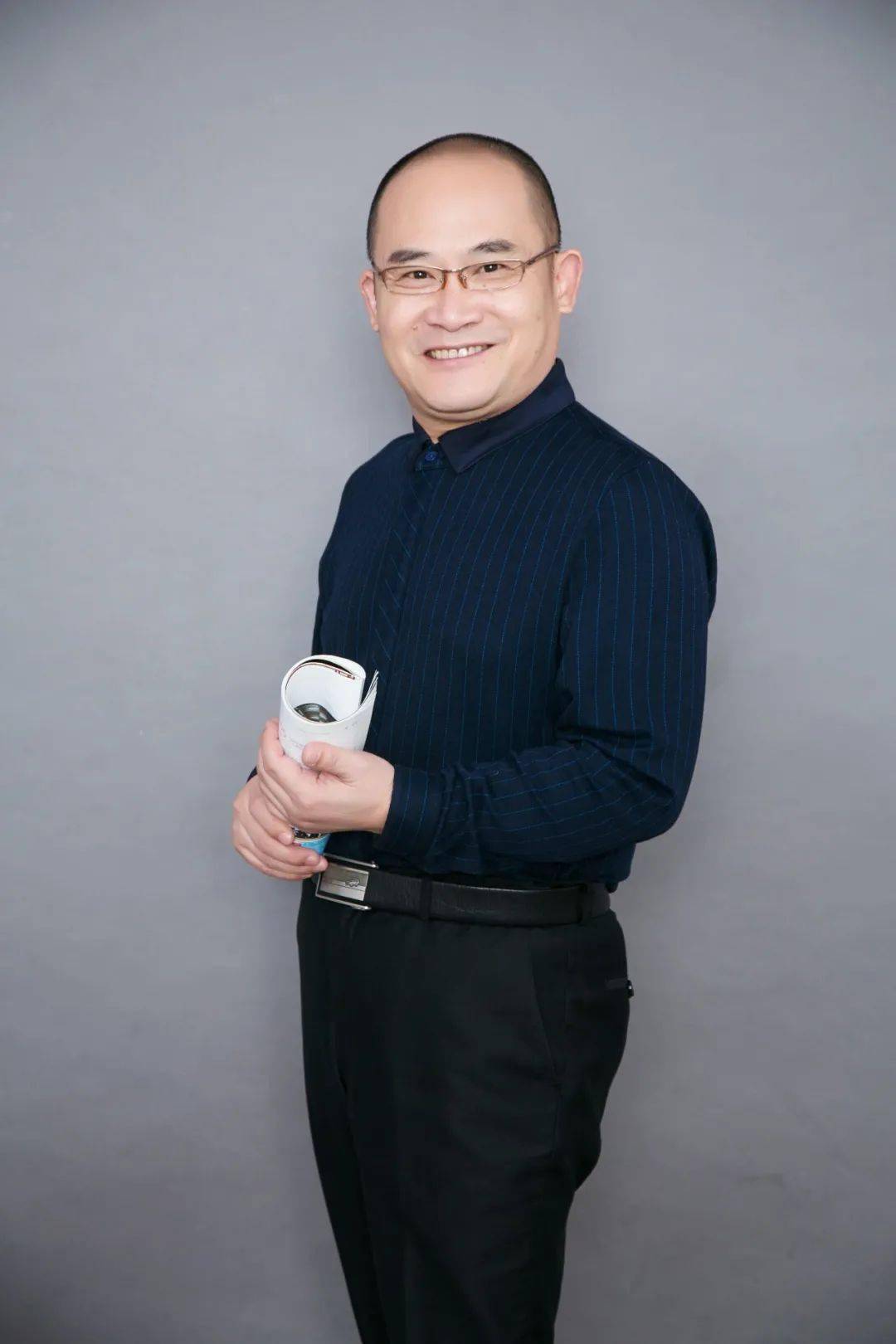 倾情领读凌宗伟中学语文特级教师,全国优秀校长倾情领读唐晓勇南方