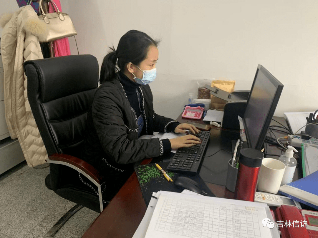 延边州信访局综合处科员王美桐(右)慰问困难群众图们市信访局副局长具