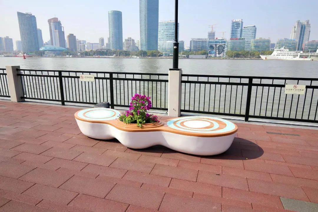 共享不够的问题,浦东绿化管理部门在东岸滨江开展公共空间休憩座椅