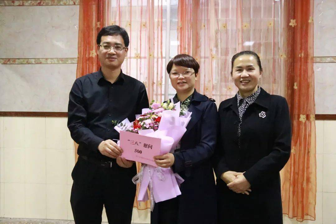 环江毛南族自治县党委副书记闻飞熊慰问授予2021年度"最美家庭"户河池