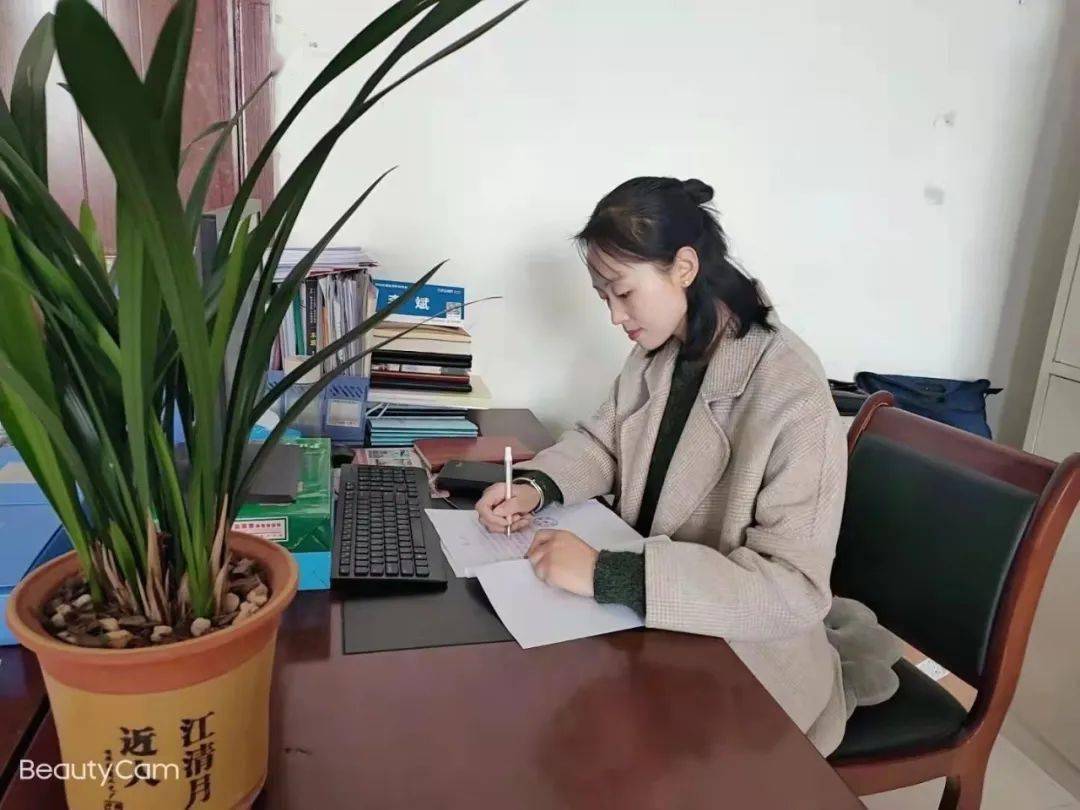 短视频柳迪正在制作宣传片刘娜正在疫情防控卡点作现场报道0803今天