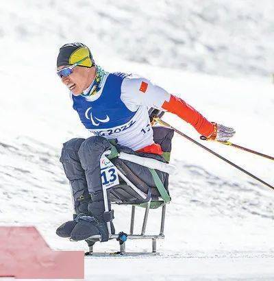 3月6日,中国代表团运动员纪立家在残奥单板滑雪男子障碍追逐资格赛中.