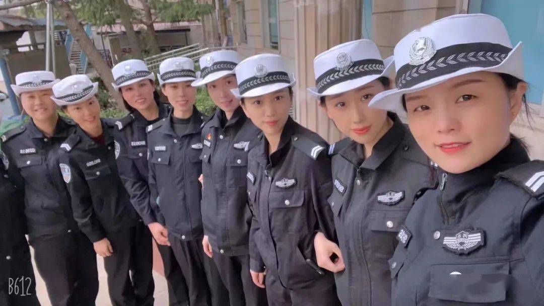 中国女交警服装图片