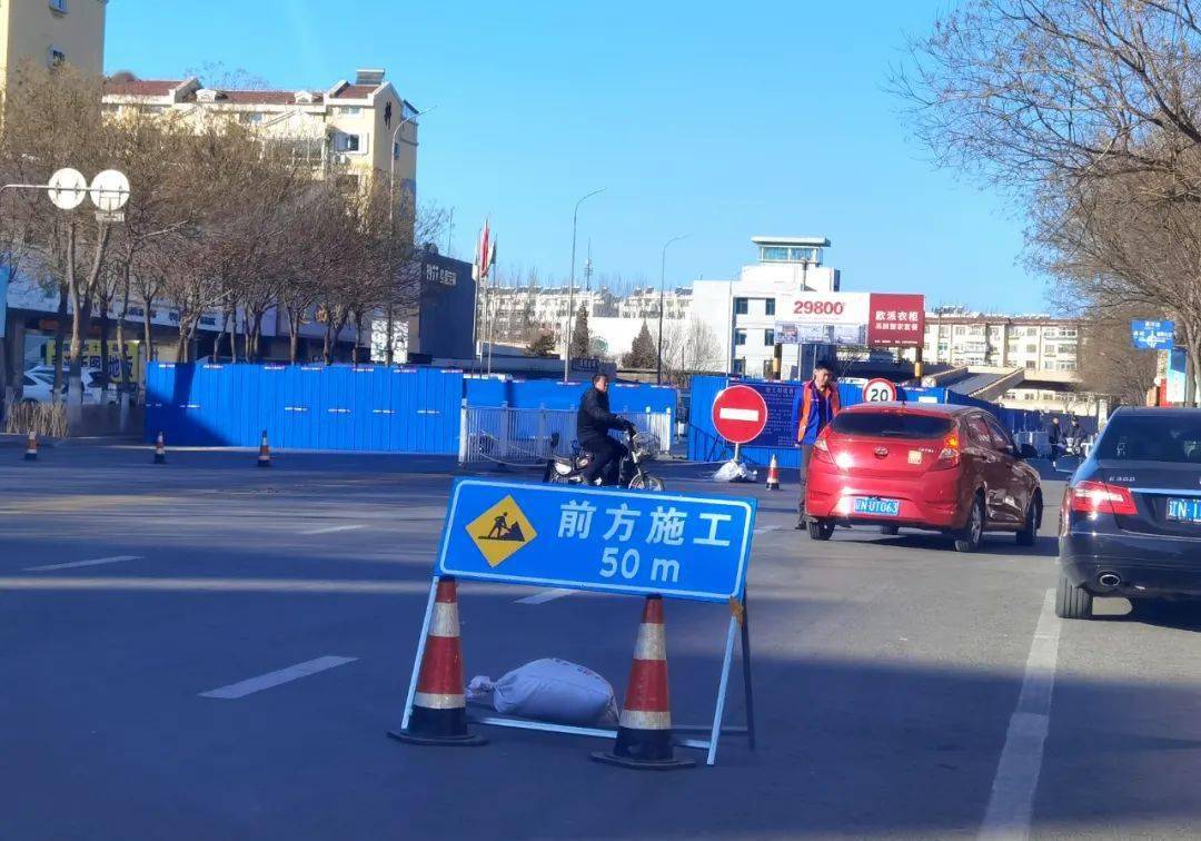 各路口均已立起了封路通告