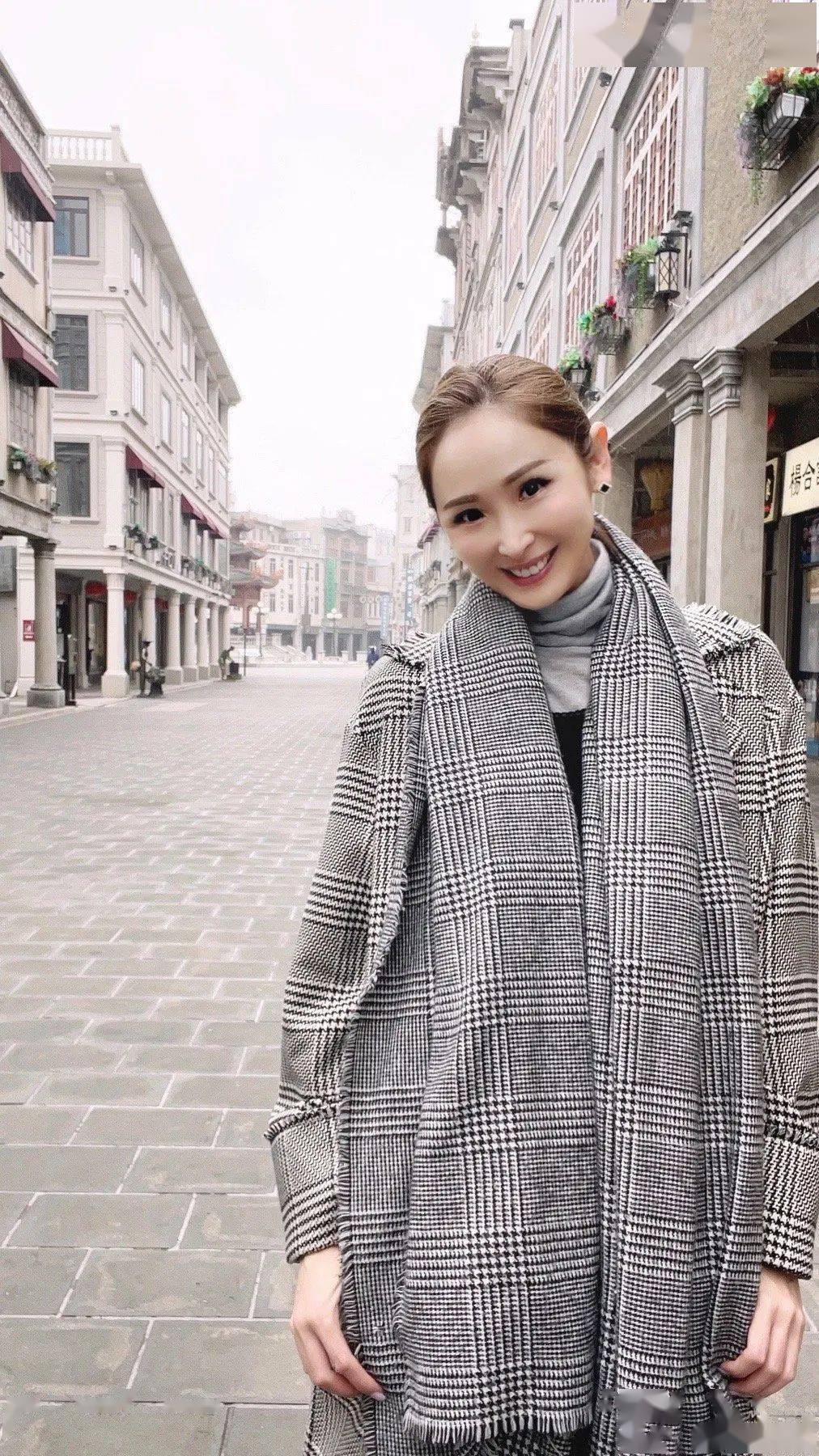 据了解,陈贝儿籍贯是普宁市军埠镇大长陇村,在她曾祖父那一辈便赴港