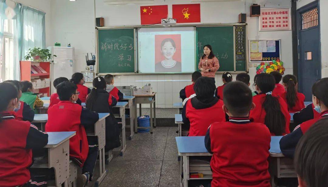 2022年3月8日,济水西关学校开展了"新时代好少年"学习活动.