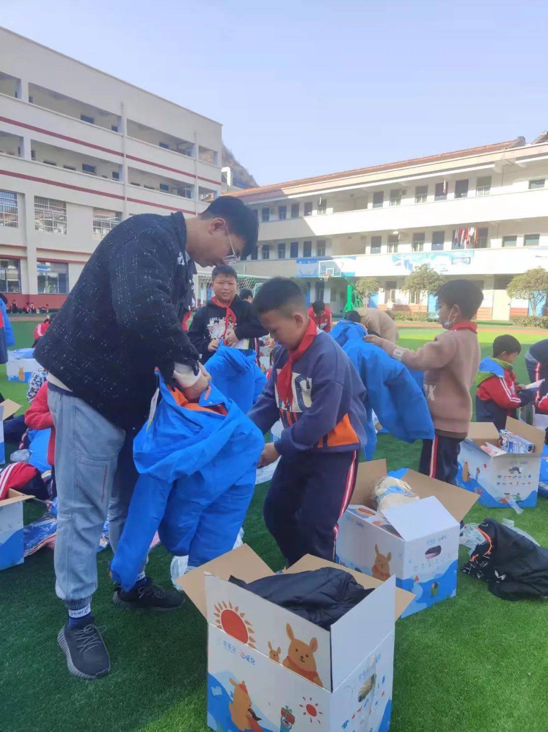 青公益 | 留坝县江口镇中心小学举行"壹基金"温暖包发放仪式