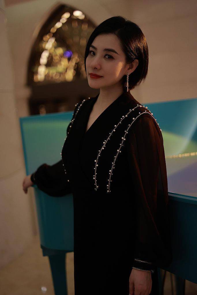 刘璇女神节写真释出黑色长裙搭干练短发利落有型