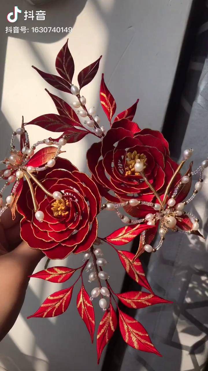 一对红牡丹缠花