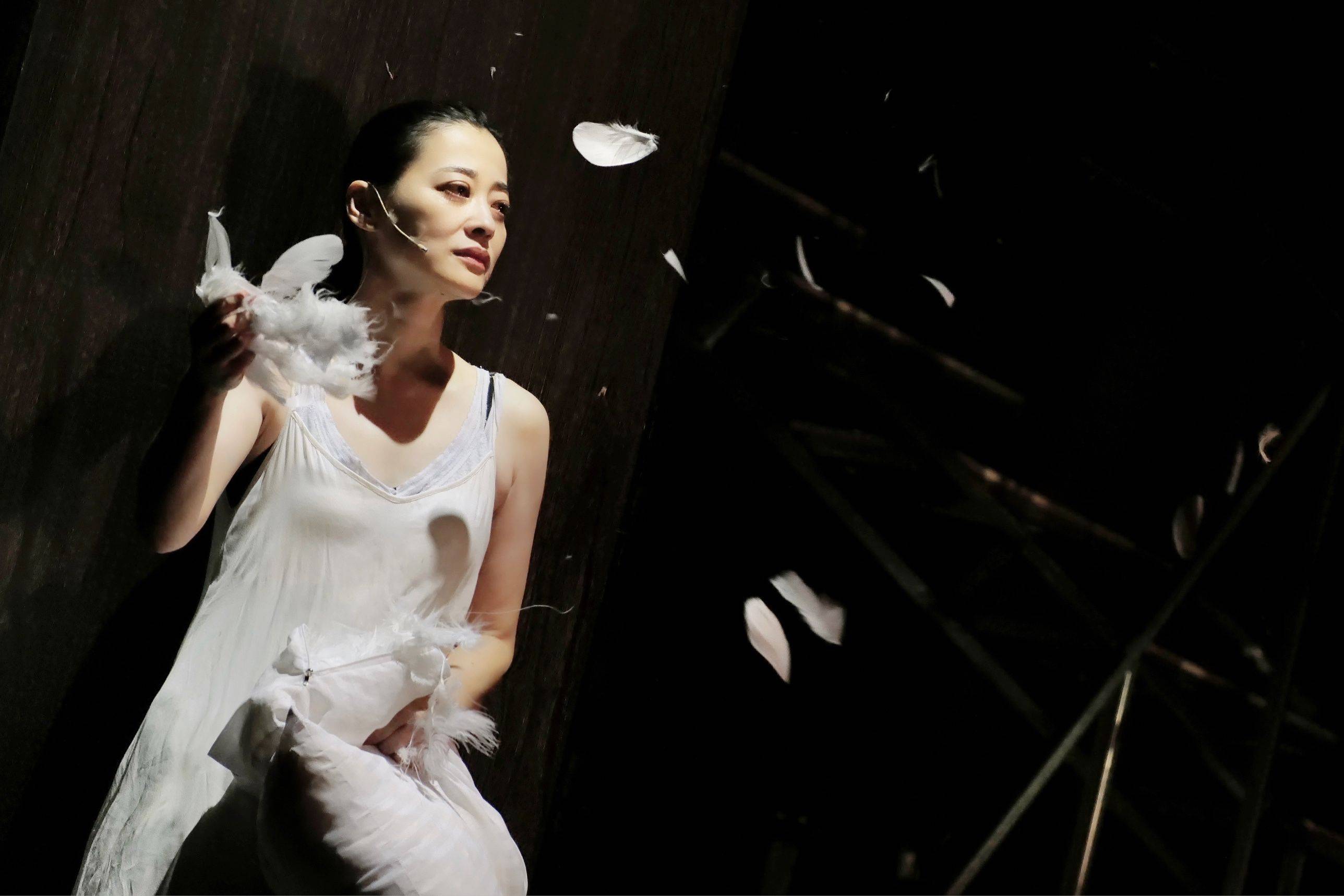 现实主义|孟京辉戏剧作品《红与黑》北京首演，梅婷重读原著被角色点燃