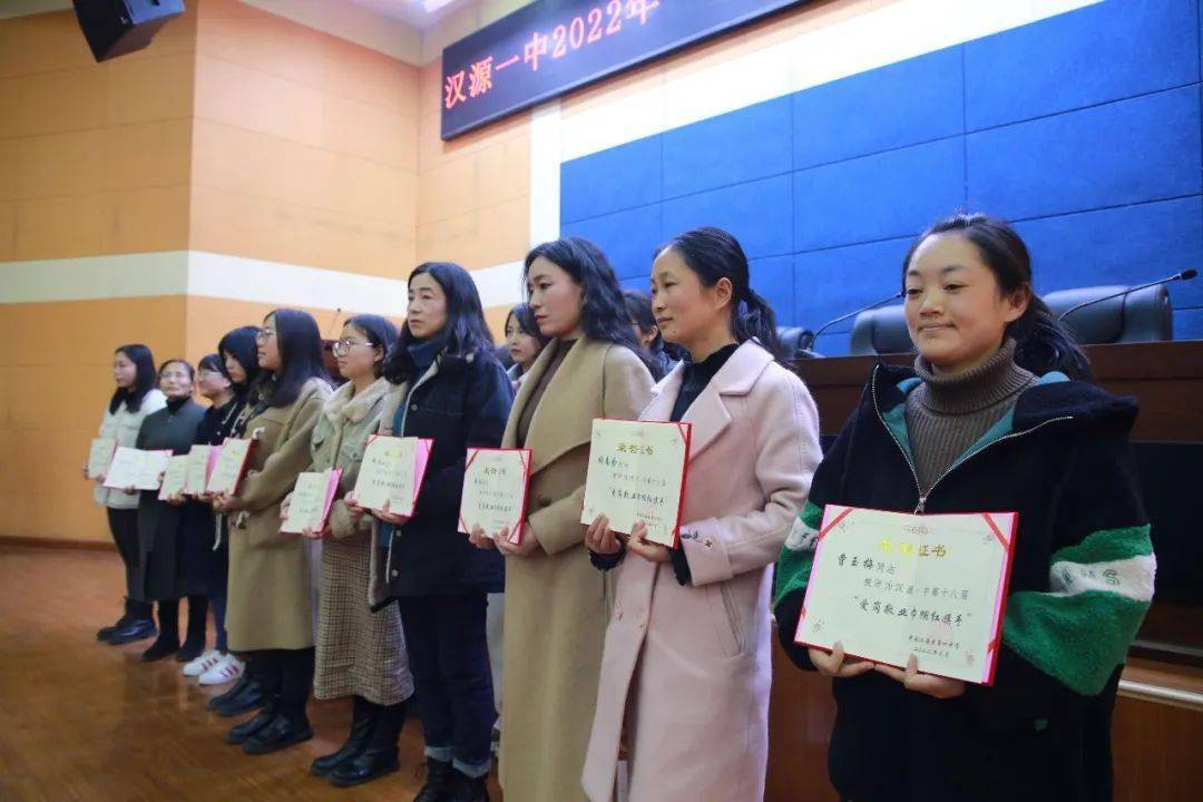 她是汉源一中初一年级主任,初中英语高级教师,兢兢业业为学生,踏踏