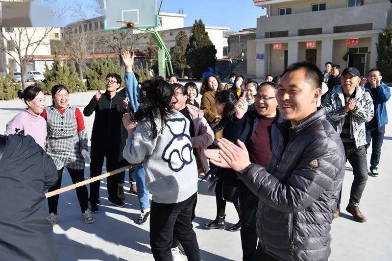 庄浪一中举办女教职工拔河比赛活动