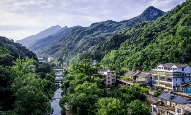 但在欒川縣潭頭鎮撥雲嶺村,手擀麵有了一個無限詩意的名字:撥雲媽媽面