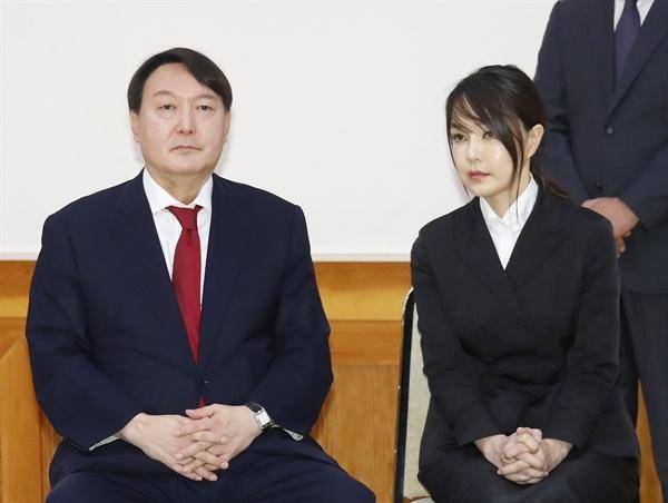 韩国新任 第一夫人 从 开始考虑离婚 到 将在幕后默默支持丈夫 金建 尹锡 竞选