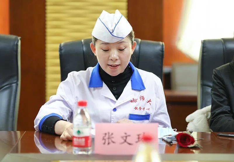 图 产业处饮食服务中心员工代表张文玲图 东语学院本科生代表刘羲檬图