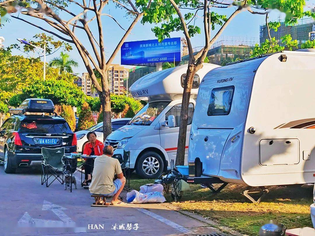 在海南九所,遇见开着三轮车的穷游大神,陪着妈妈房车游的合屏哥