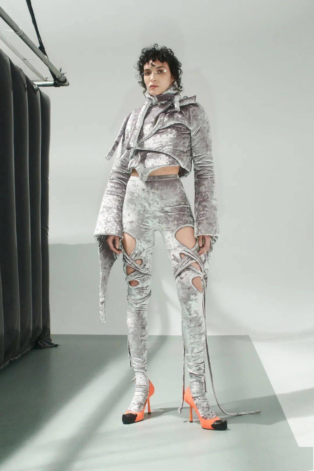 绑带缠绕解构夹杂着魅惑ottolinger将3d打印应用在服装中用未来表达着