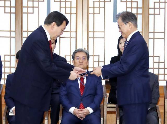 文在寅与韩国新当选总统通话：气氛融洽 矛盾只字未提