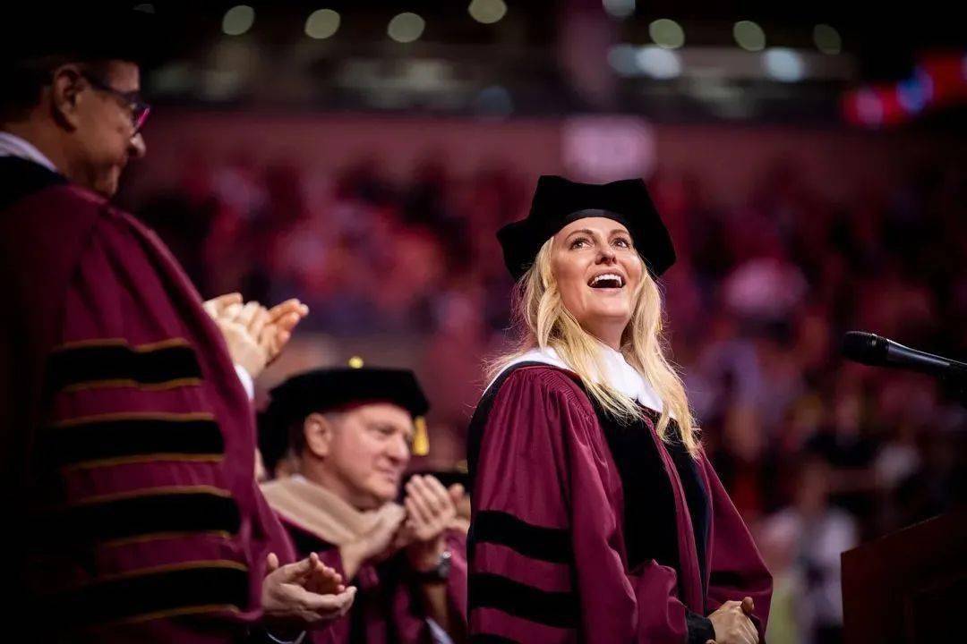 全球身高1米4,却被封“全球最美双腿”,网友:她美哭我了