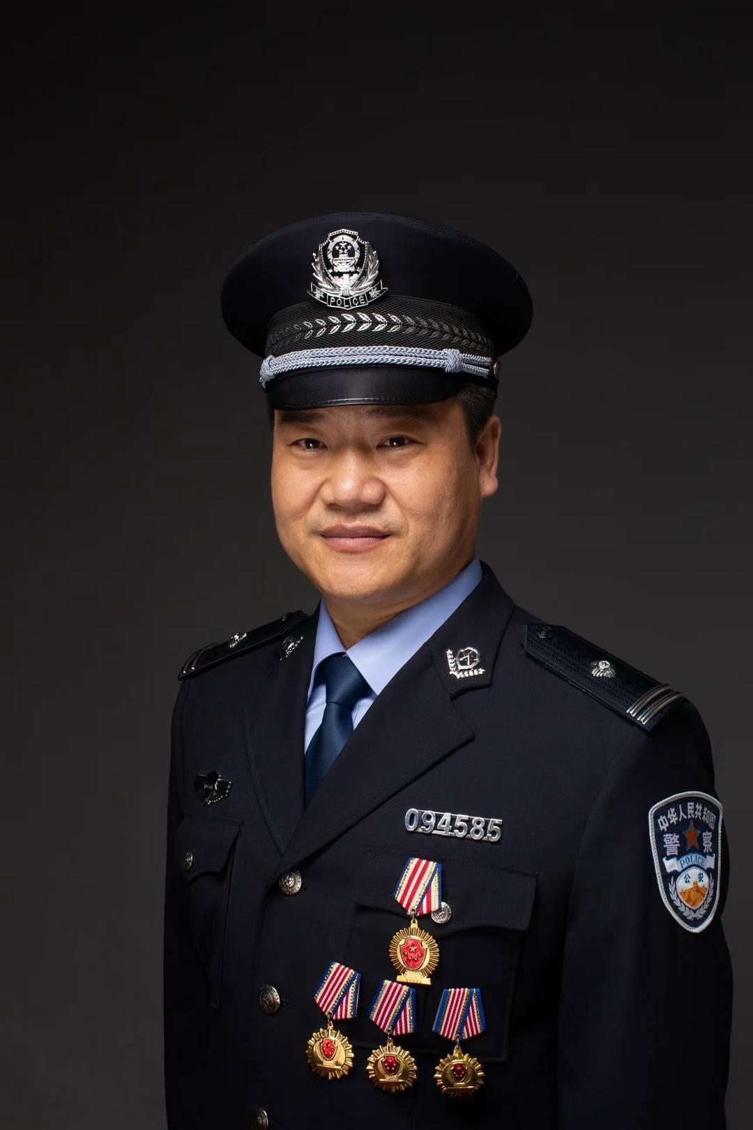 去年9月,"反诈民警老陈"陈国平,利用网络直播进行反诈宣传