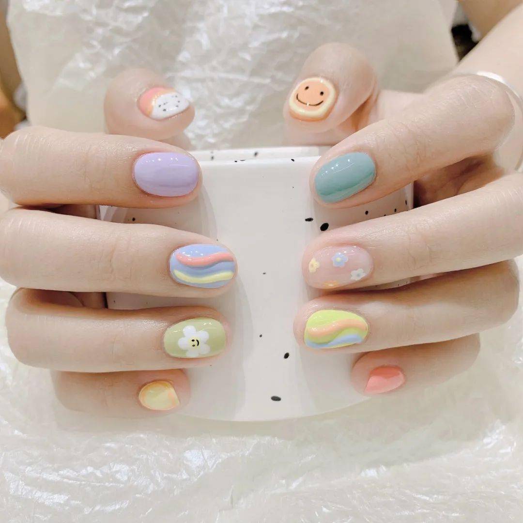 春夏都适合做的马卡龙配色美甲