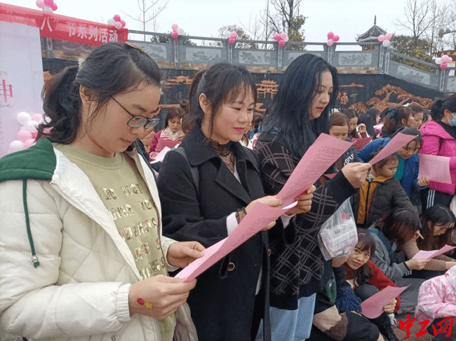 在場女職工紛紛表示,將在崗位奉獻中展現作為,愛崗敬業,創先爭優,在