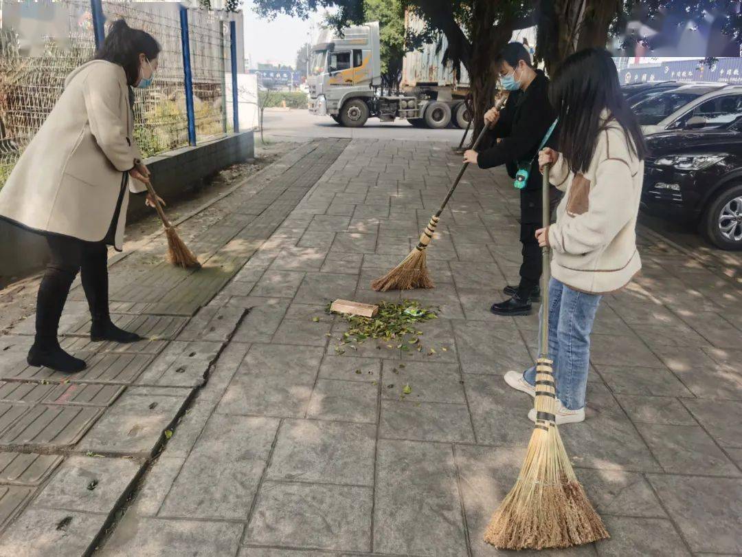 弘扬雷锋精神物流中心团青年志愿清扫街道