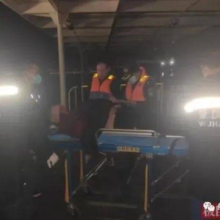 男子凌晨坠落长江呼救，武汉海事20分钟救起_落水_执法_人员
