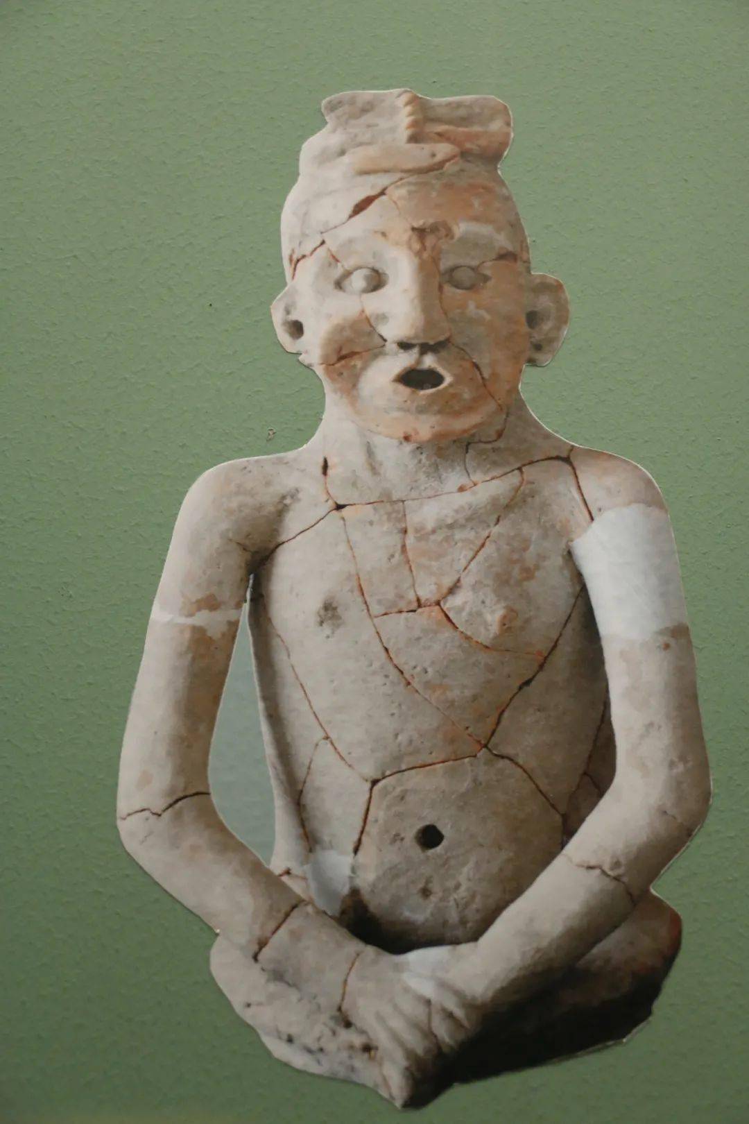 草帽山遗址出土的石雕人头像和牛河梁遗址出土的双目嵌玉片陶塑女神