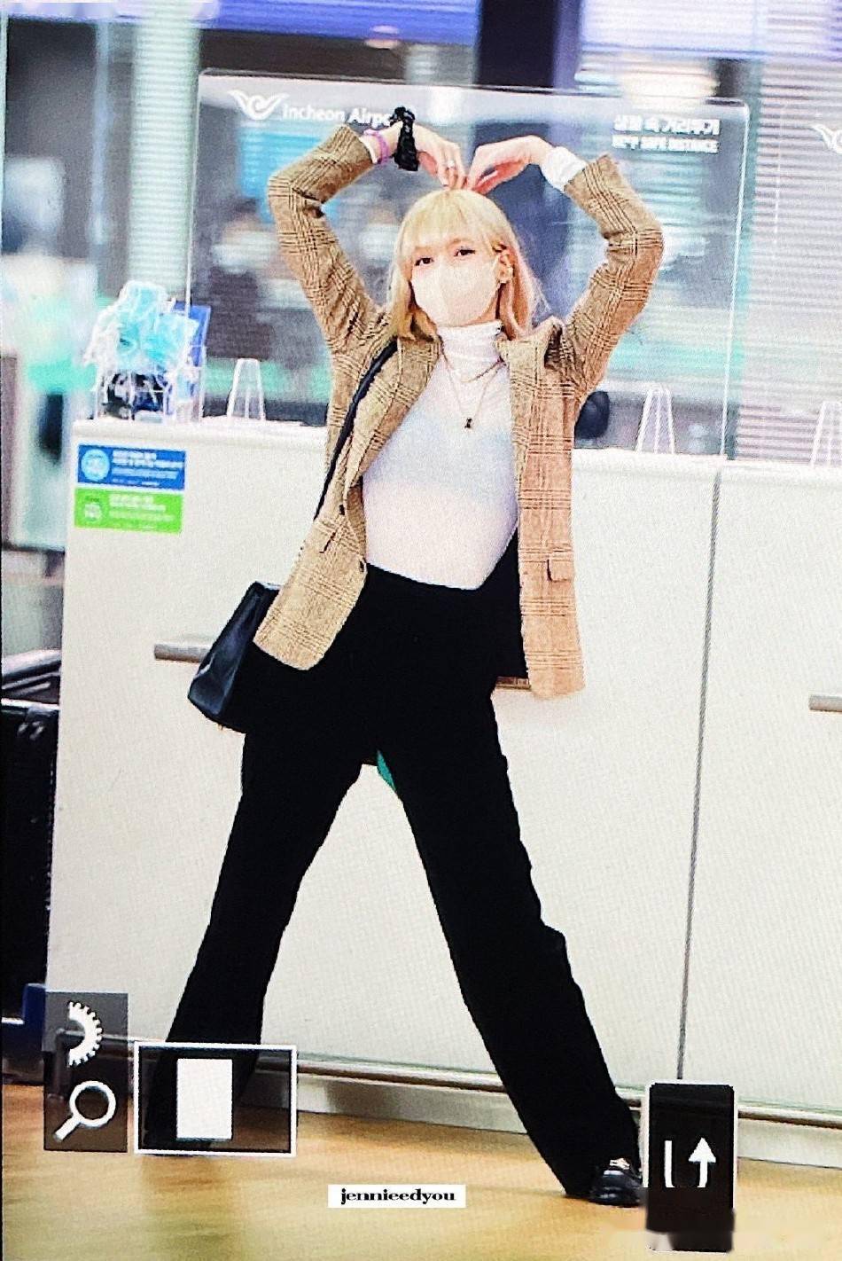 lisa新冠痊愈后金发造型现身机场 对粉丝比心元气活泼_仁川_金色_镜头