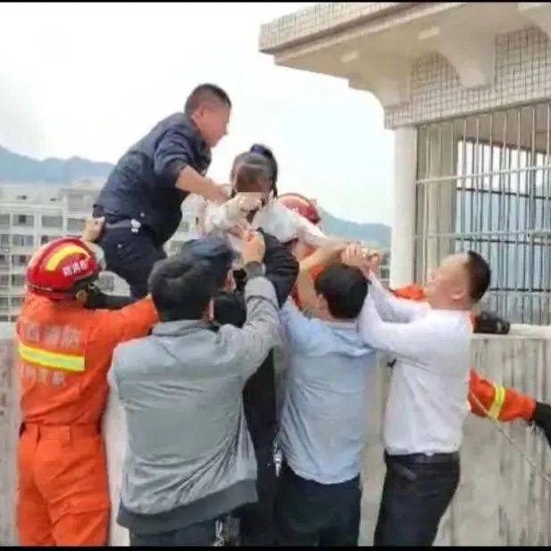 “拼了命我也要救你！”贺州一民警纵身飞扑，救下欲跳楼轻生女孩陈家光公安局情绪 0772